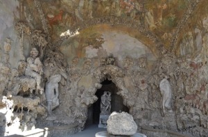 Buontalenti Grotto - Gua buatan yang terdiri dari tiga pintu masuk yang terdapat banyak patung-patung seni yang dipilih langsung oleh keluarga Medici sebagai penjaganya