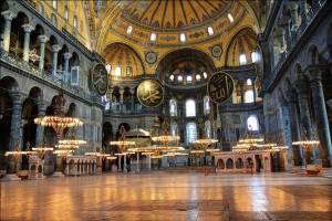 Interior lapis kedua di dalam Hagia Sophia. Dulunya Hagia Sophia ini berfungsi sebagai gereja, namun ketika konstatinopel jatuh ke tangan pejuang muslim saat perang salib, maka Hagia Sophia berubah fungsi menjadi masjid. Namun sekarang digunakan sebagai museum.