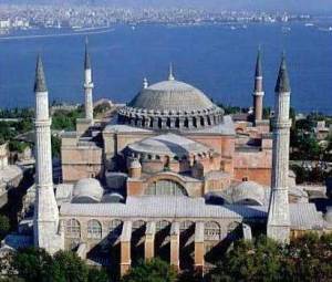 Hagia Sophia - pilar berbentuk seperti peluru raksasan itu diyakini sebagai simbol dari masa-masa berat pada jaman Hagia Sophia didirikan