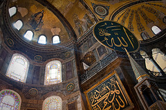 Lebih dekat - bagian tengah merupakan semacam altar dengan dinding bergambar Yesus Kristus namun diapit tulisan kaligrafi bertulisakan Allah dan Muhammad di kedua sisi pilar.