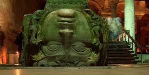 patung kepala medusa yang diletakkan secara terbalik di dalam waduk yang menjadi simbol pendosa yang juga disebutkan di dalam buku Dante